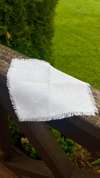 Lina sejas dvielis uz sētas malas