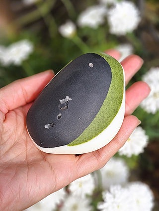 dabīgas ziepes akmens formā ar lavandu un citronzāli