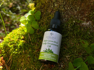 Ārstnieciskā matu eļļa ar rozmarīnu matu augšanai un pret matu izkrišanu novietota sūnās