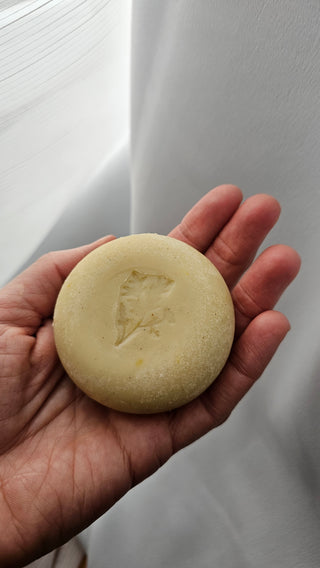 sieviete pie gaismas tur rokās dabīgās ziepes kas izgatavotas no dabīgām augu eļļām un šī sviestu lai mitrinātu sausu ādu