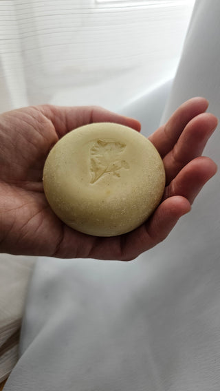 sieviete tur rokās dabīgas liepziedu ziepes 