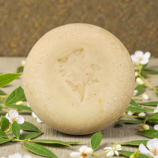 Dabīgas ziepes roku darbs no šī sviesta un liepziediem