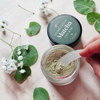 Matcha sejas maskas pulveris ar karotīti atvērtā vaļā