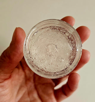 Alvejas želeja atvērtā veidā rokās