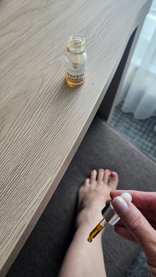 Marusha Tonējošs serums tiek klāts uz kājām un ķermeņa ādas