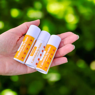 Lūpu balzāmi ar bišu vasku un E vitamīnu sievietei rokās