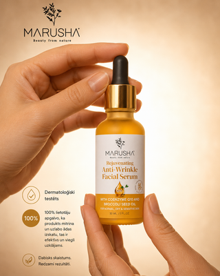 Marusha Sejas serums pret grumbām sievietei pirkstos un bildē norāde ka serums ir dermatoloģiski testēts