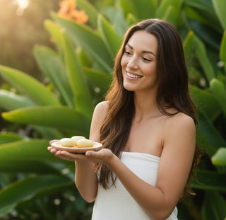 Cietais roku sviests sausai ādai sievietei rokās