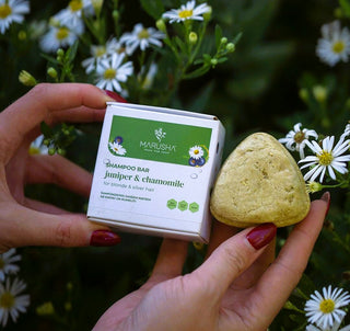 Cietie šampūni gaišiem matiem un rokās cietais šampūns bez kastītes