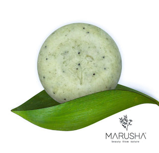 Citronzāles ziepes roku darbs uz zaļas auga lapas