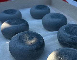 Dabīgās ziepes gatavinās uz kastes