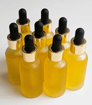 Dabīgs sejas serums pēc pildīšanas stikla pudelēs ar stikla pipeti ir tīrs roku darbs  ar videi draudzīgu un otrreiz izmantojamu iepakojumu