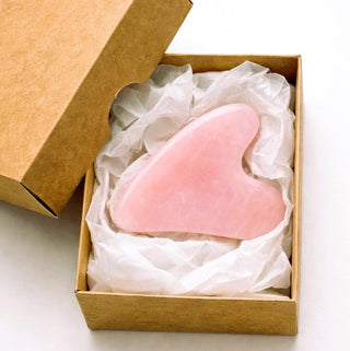 Rozā kvarca rozā guasha sejas masāžai ar smilšu krāsas kastīti