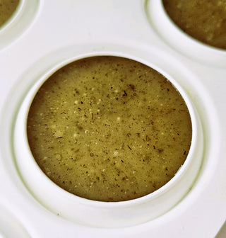 Dabīgās ziepes roku darbs no kadiķa ogām gatavinās silikona formā