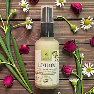 Marusha ķermeņa un roku losjons ar alveju ziedos uz koka galda