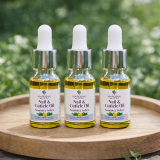 Nagu eļļas trīs pudelītes uz koka paplātes