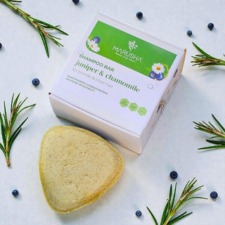 Marusha Cietais šampūns starp rozmarīna zariem un kadiķaogām