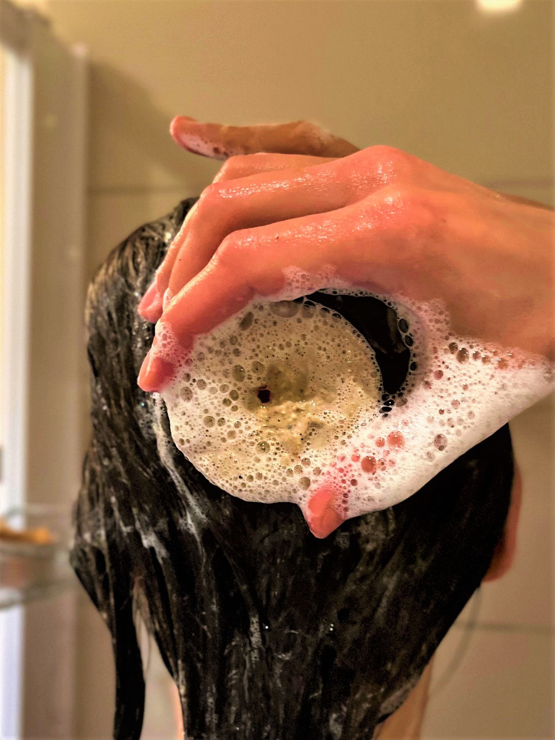 Dabīgais kadiķa cietais šampūns tumšiem matiem lietošanas brīdī