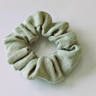 Lina matu gumija - scruncie - gaiši zaļā krāsā