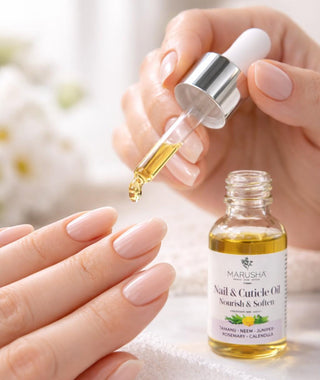 rokās tur nagu eļļas pipeti un klās uz nagiem un kutikulām