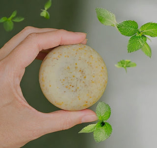 Piparmētras ziepes ar piparmētras lapiņām rokās