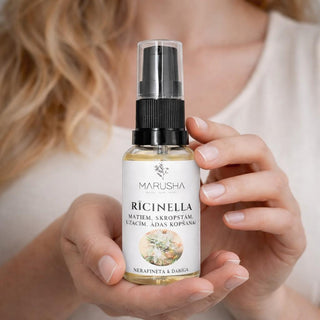 rīcineļļa pie matiem sievietei rokās