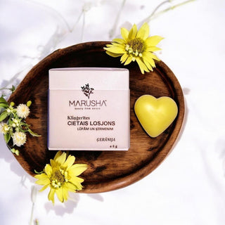 Roku sviests sausai ādai ar Ģerāniju rozi uz ziedu paplātes