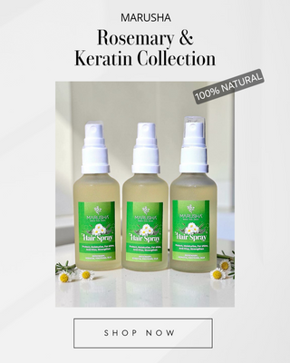 Trīs pudelītes Marusha Rozmarīna un Keratīna matu toniks kā dabīga matu kopšanas kolekcija sausiem un krāsotiem matiem uz balta fona