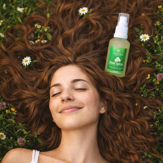 Rozmarīna matu toniks ar Keratīnu sievietei pļavā uz matiem bez alkohola sastāvā un drošs krāsotiem matiem un jutīgai galvas ādai