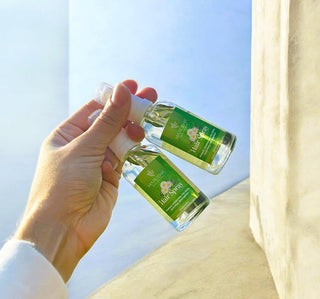 marusha matu toniks ar rozmarīnu un zīdu rokās