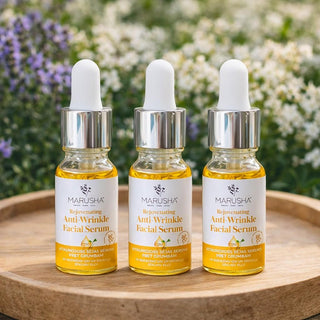 Dabīgi sejas serumi mazā tilpumā trīs pudelītes  uz koka paplātes dabā