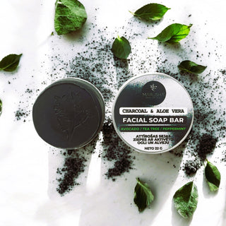 Sejas mazgāšanas ziepes ar Aktivēto ogli un Tējas koku uz balta fona