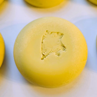 Dabīgās ziepes roku darbs no smiltsērkšķu ogām un saldā apelsīna ēteriskā eļļa